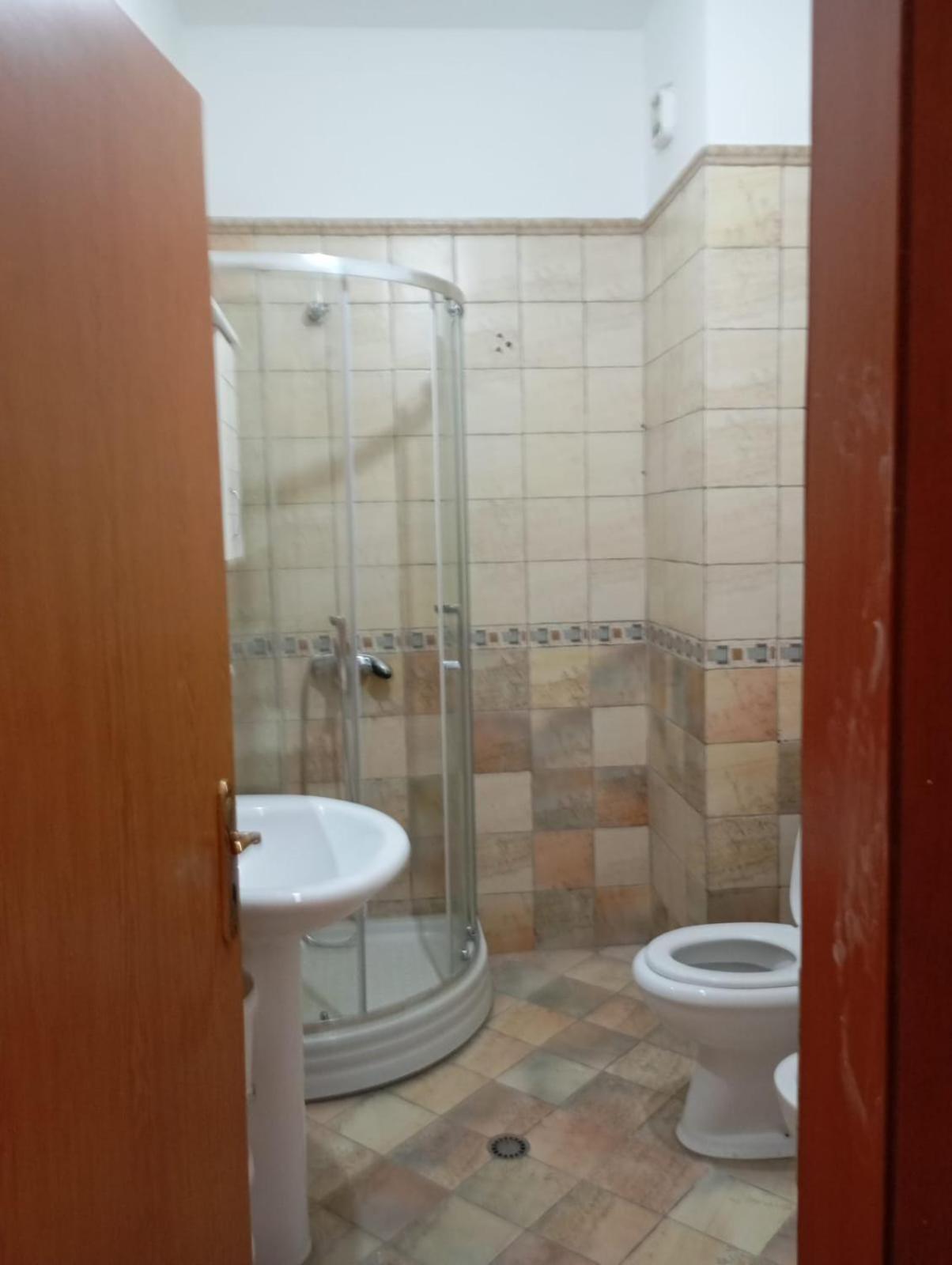Royal 3 Hostel 티라나 외부 사진